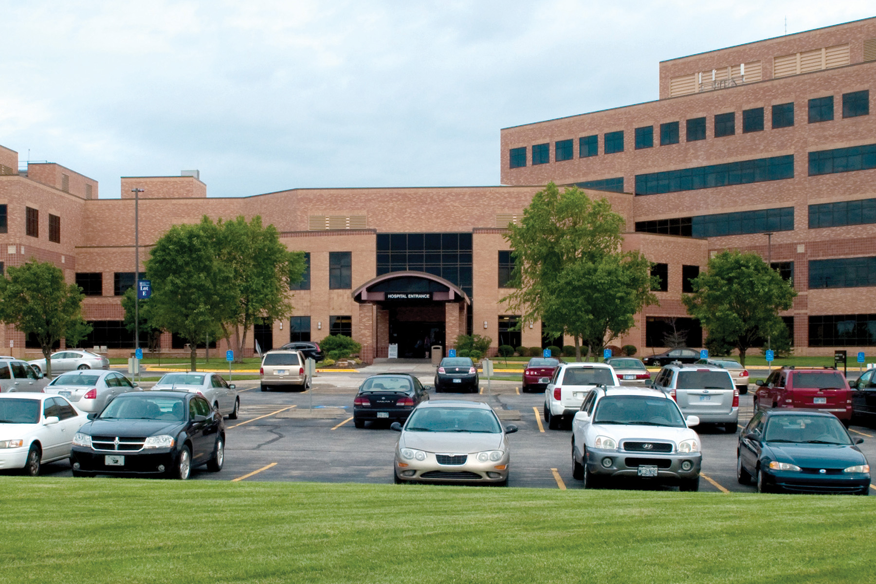 Saint Luke's South Hospital exterior view