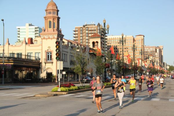 Runners running during the plaza 10k race. 